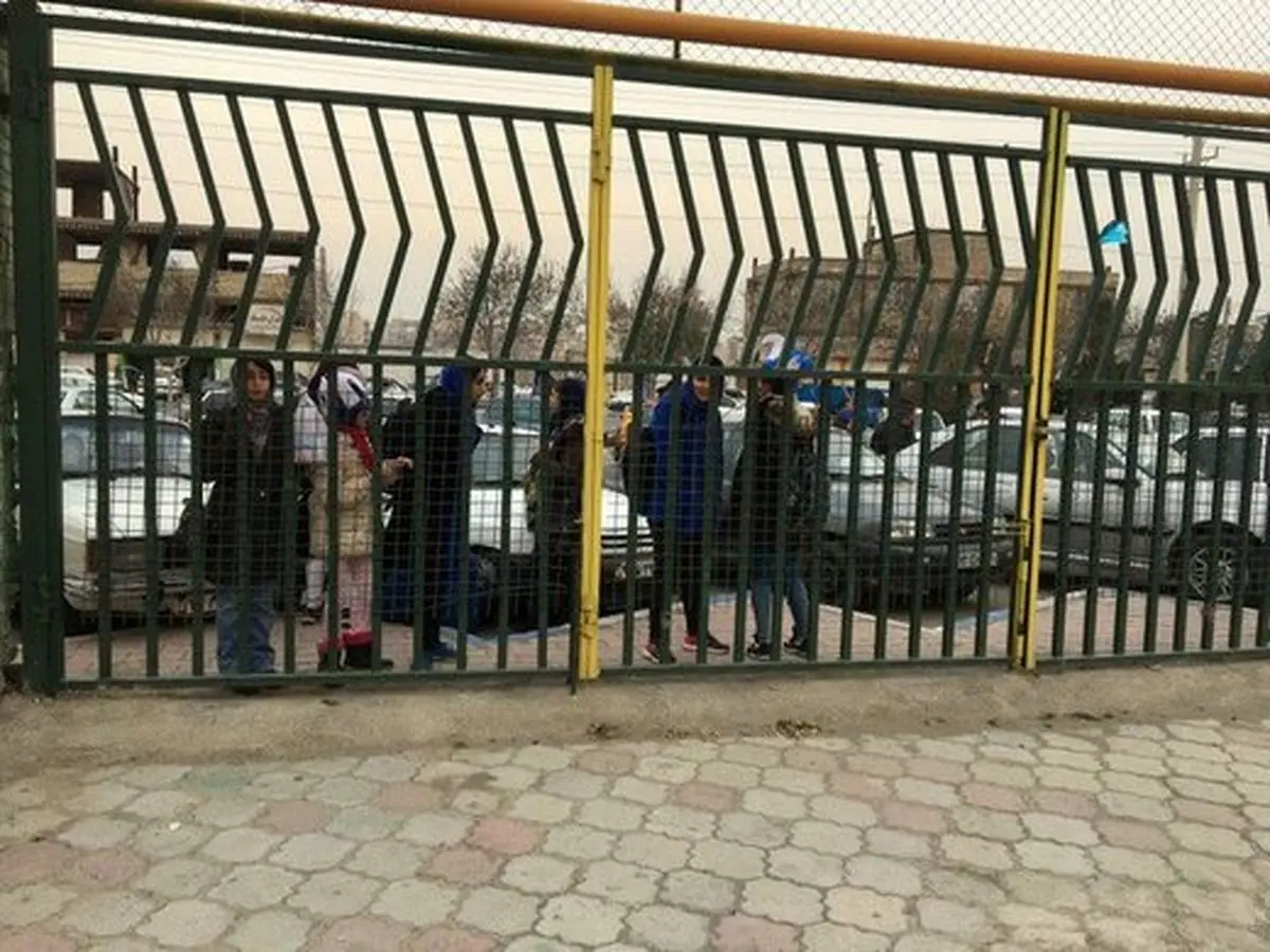 دختران آبی پشت درب‌های بسته