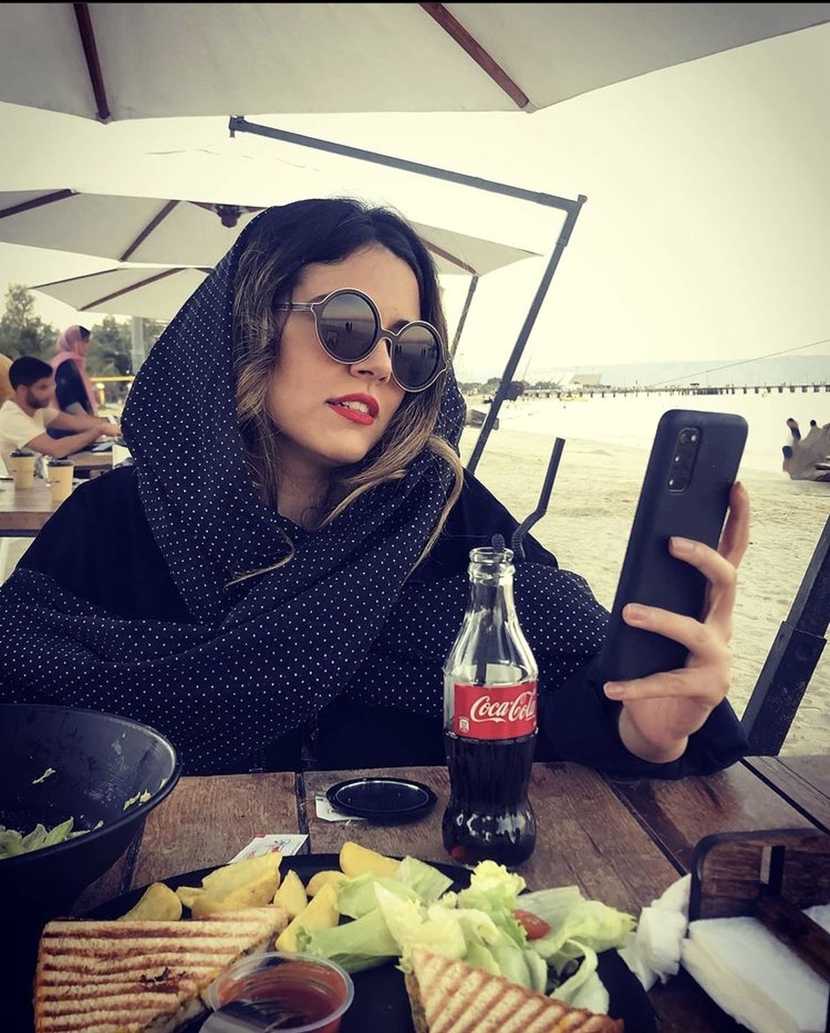 خانم بازیگر مشهور در یک رستوران ساحلی + عکس