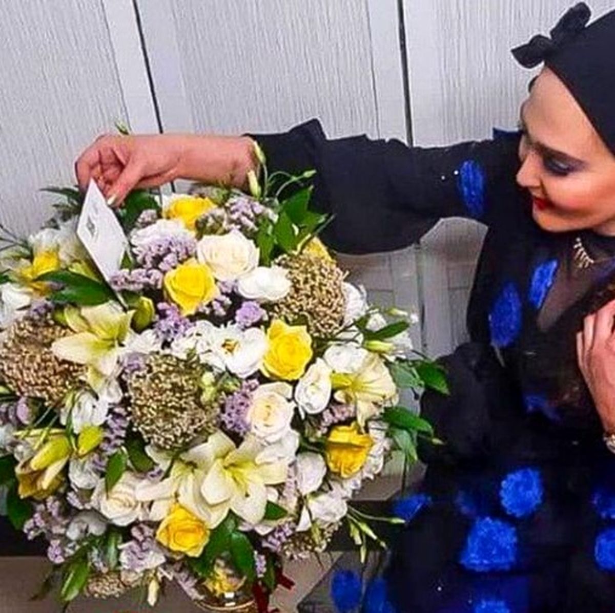 زهره فکور صبور با لباس مجلسی و دسته گل+عکس