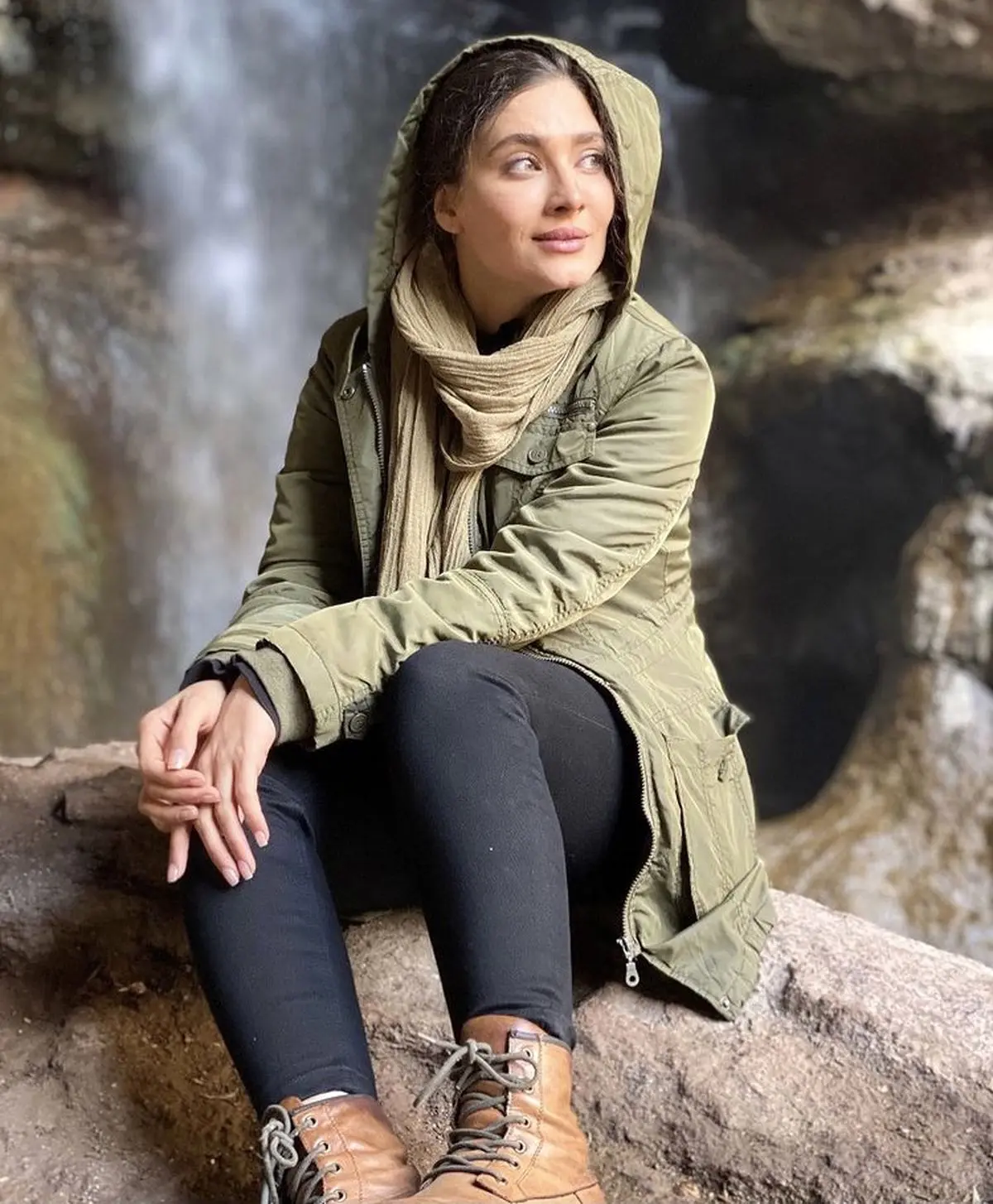 ساناز سعیدی در کنار آبشاری زیبا + عکس