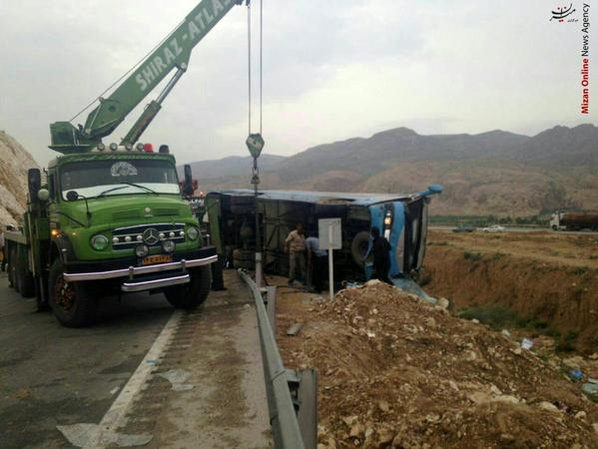 واژگونی مینی بوس توریست‌های آلمانی در شیراز +تصاویر