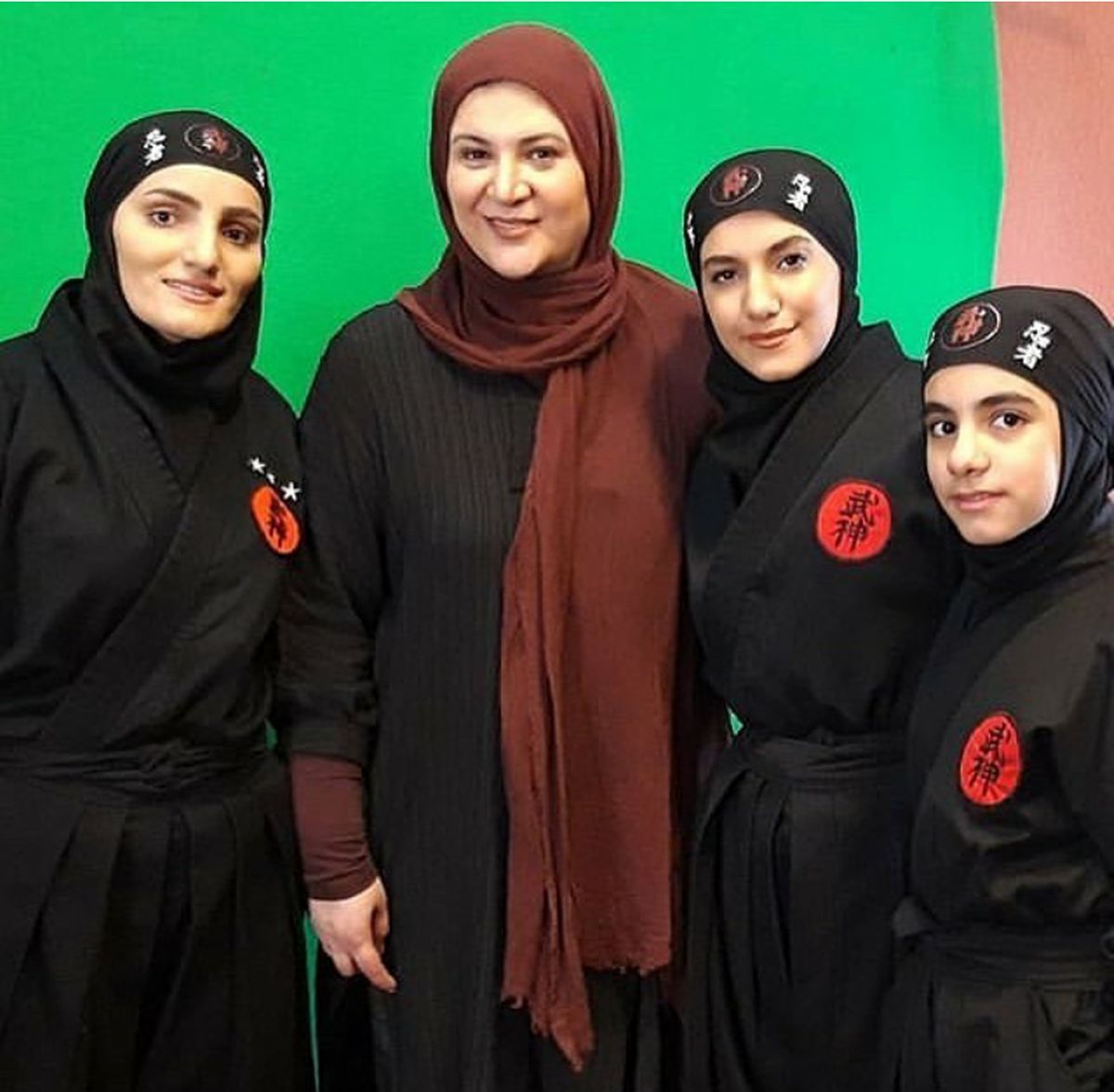 عکس بازیگر پایتخت با گروه جنجالی عصر جدید