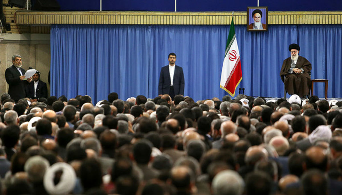 کسانی که نظام را قبول ندارند رأی بدهند، نه اینکه بروند مجلس