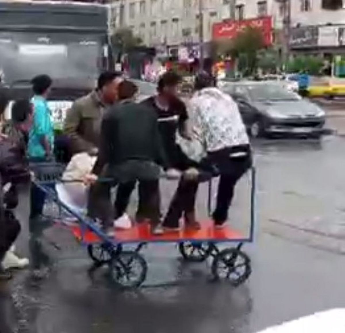 کاسبی جدید با چرخ دستی در روز بارانی کرج!