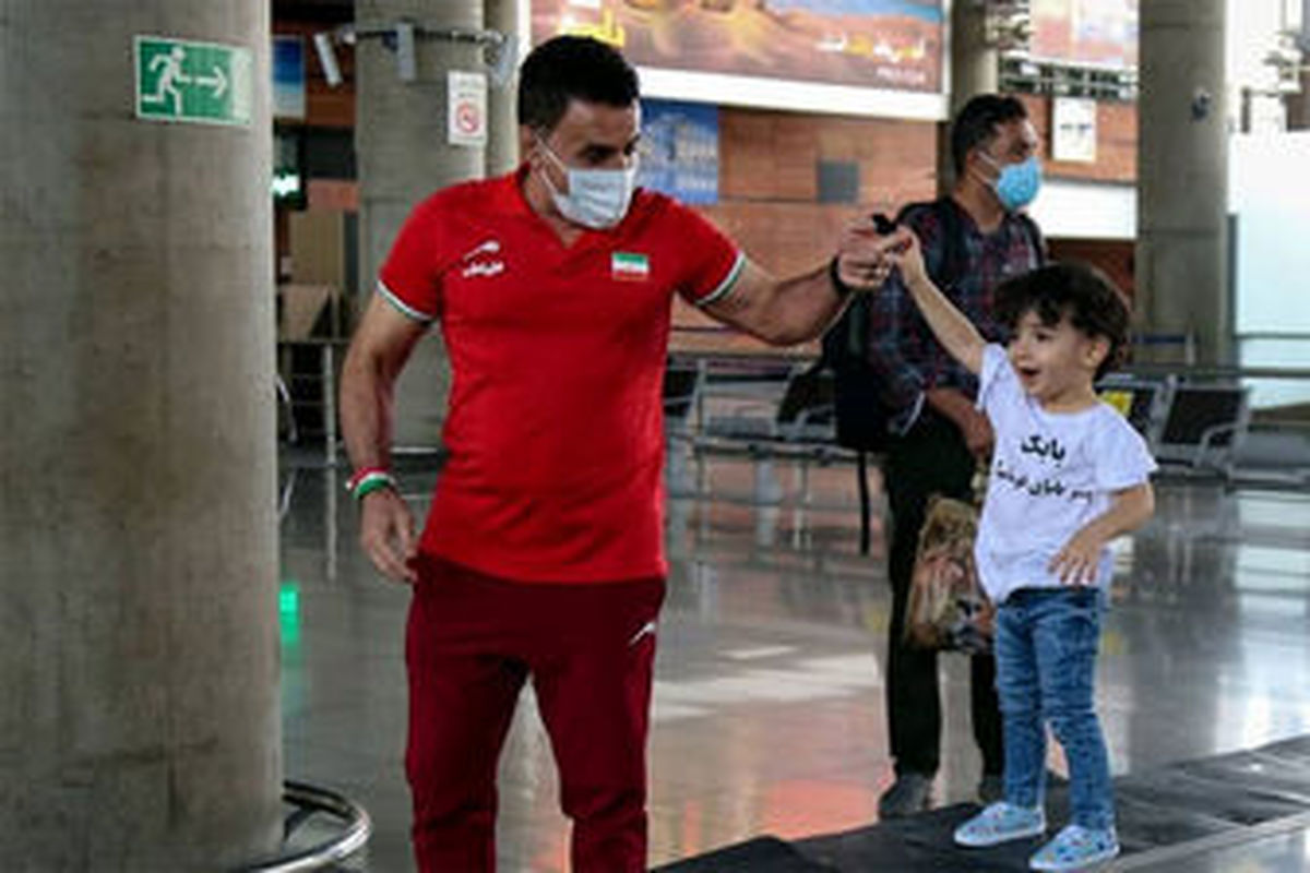واکنش‌های جالب پسر بنا بعد از دیدن پدر از تلویزیون + فیلم