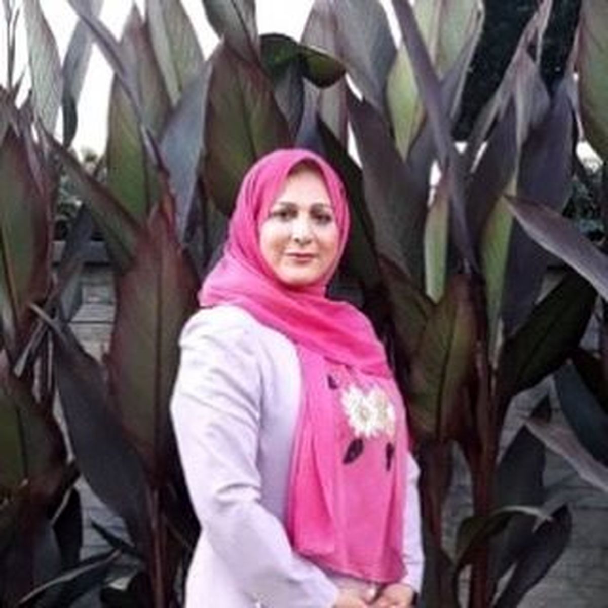 خانم مجری در میان انبوهی از برگها + عکس