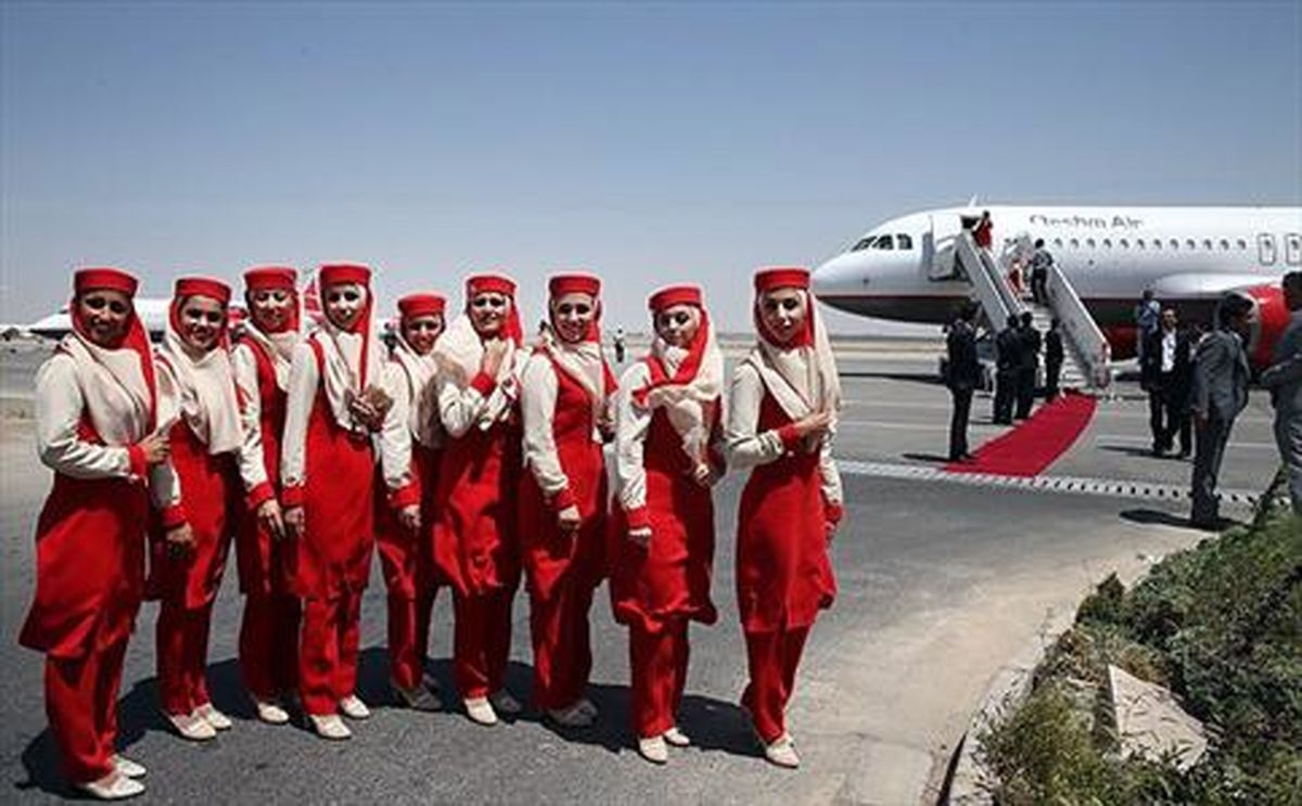 عکس یادگاری خلبانان و میهمانداران هواپیمای پرسپولیس