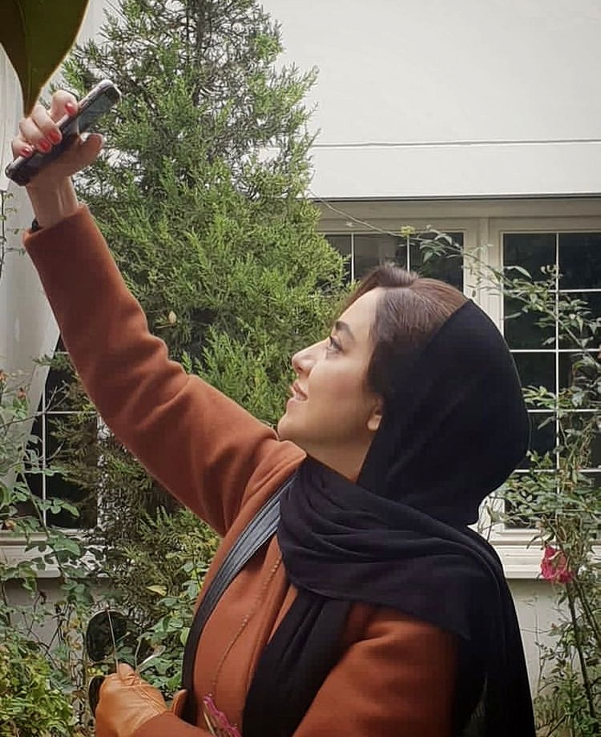 عکاسی بهاره کیان افشار در حیاط خانه اش + عکس
