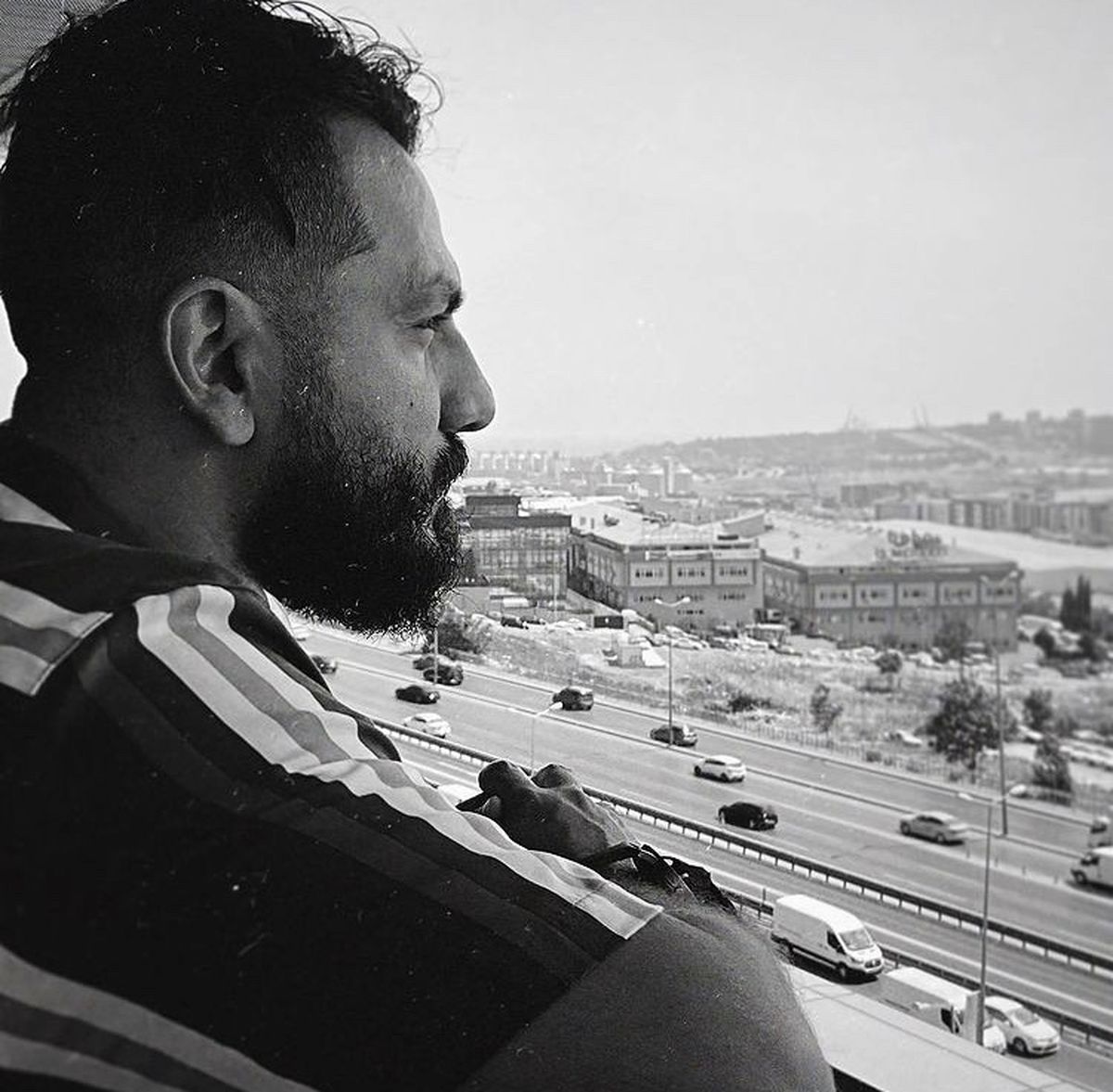 نگاه معنادار عباس غزالی + عکس