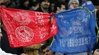 فروش پرچم قرمز و آبی در مقابل استادیوم