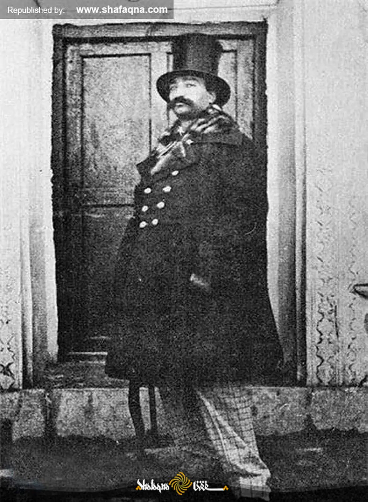 قبله عالم با کلاه انگلیسی و پایجامه اندرونی!/عکس