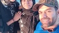 پارک گردی آقای خواننده با مادر و خواهرش+عکس