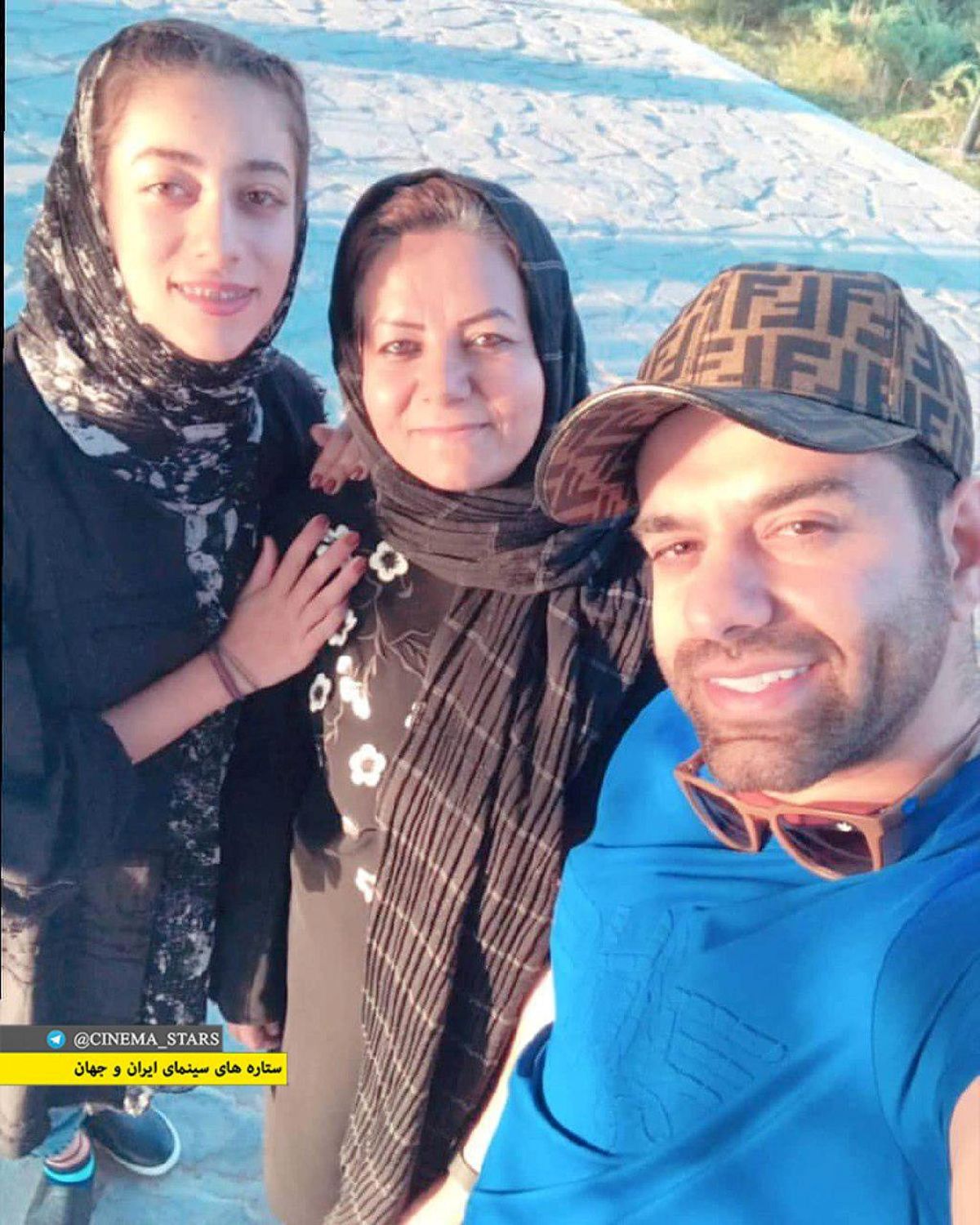 پارک گردی آقای خواننده با مادر و خواهرش+عکس