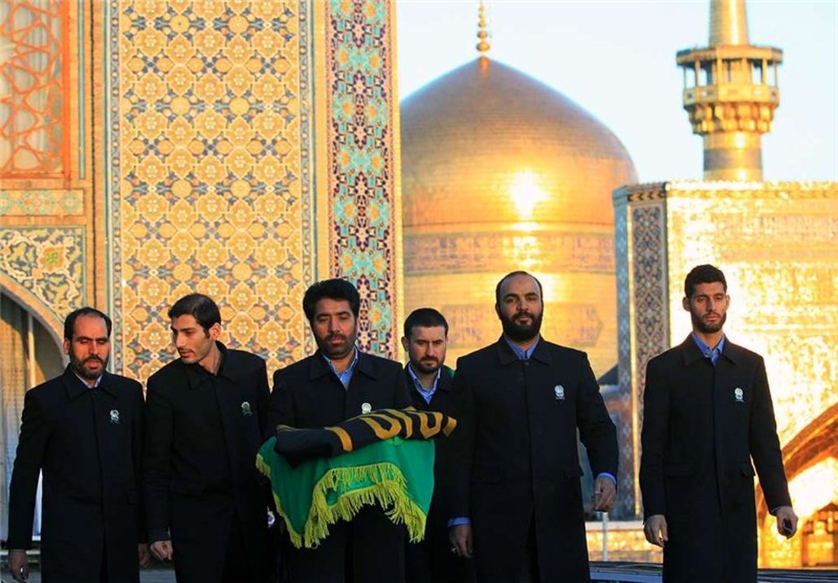 اهدای پرچم گنبد منور رضوی به حرم مطهر امام حسین(ع) 