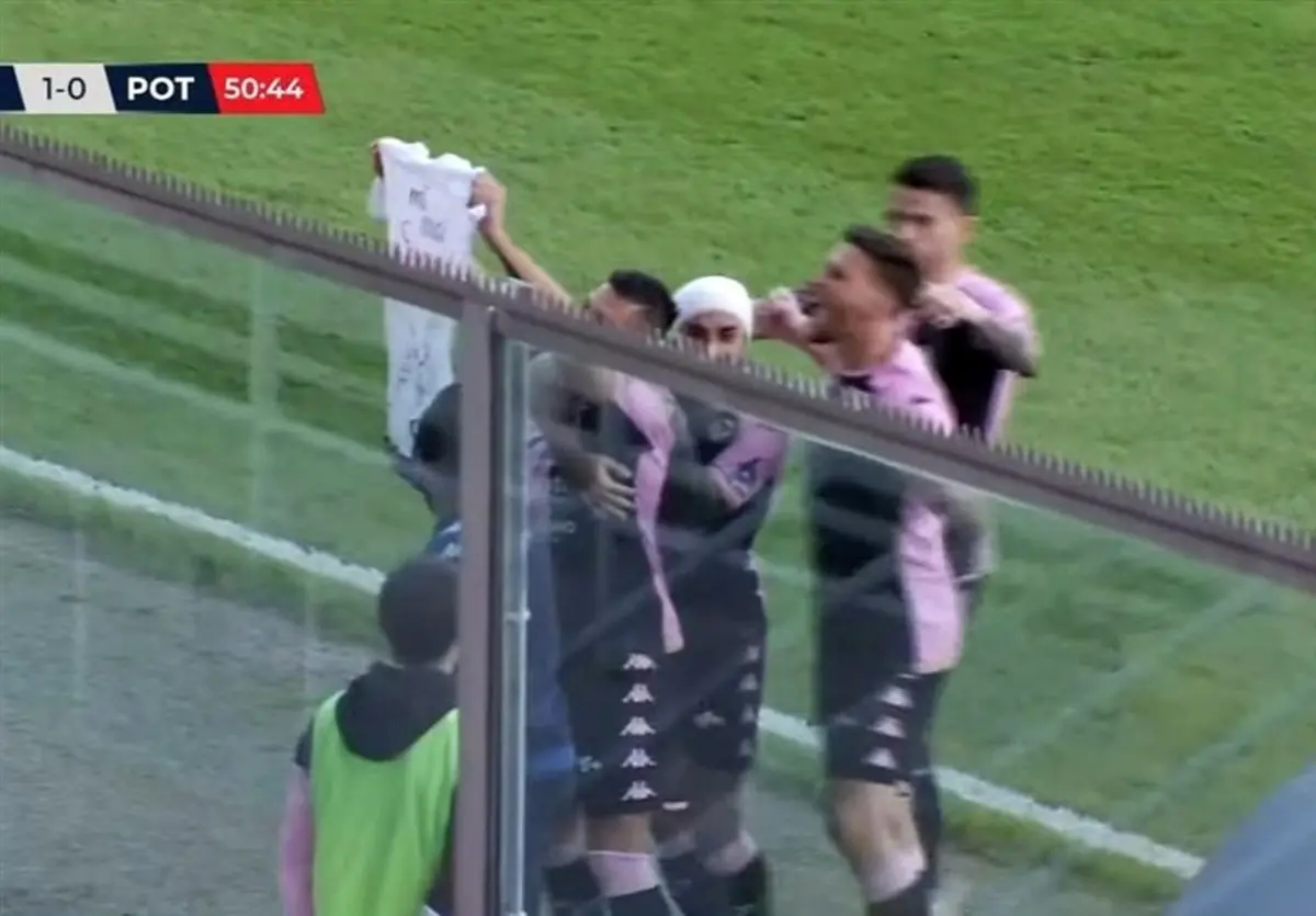 خواستگاری جالب در فوتبال ایتالیا حین شادی گل + عکس