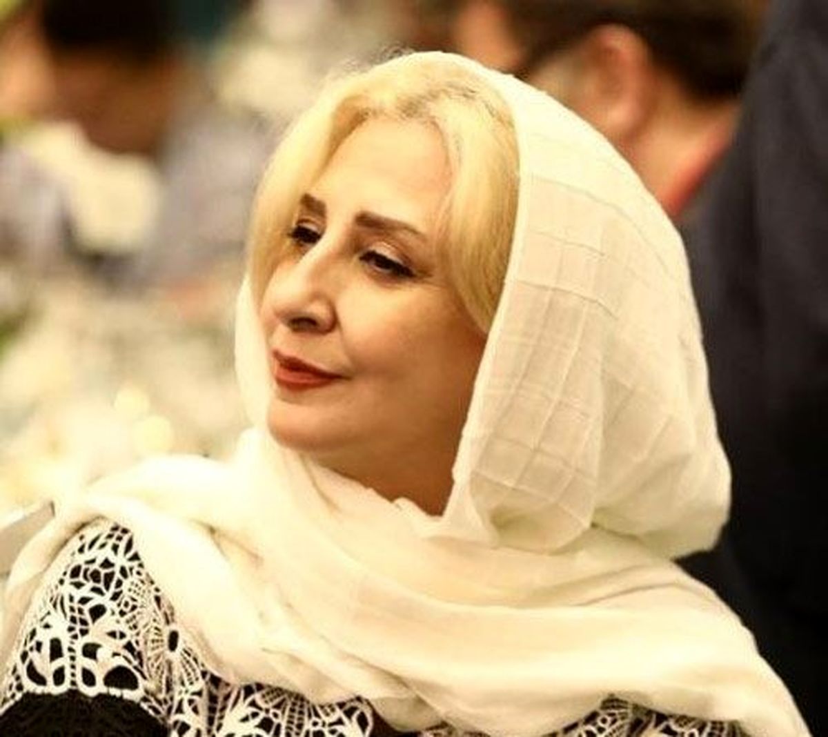 تصویری زیبا از مرجانه گلچین در حال دعا کردن