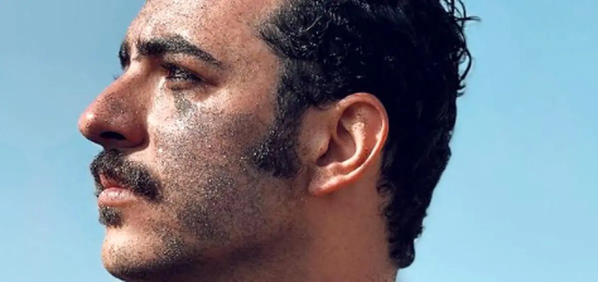 علی شادمان کنار دریا با بدن شنی + عکس