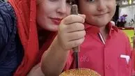 خانم بازیگر و‌پسرش در رستوران + عکس