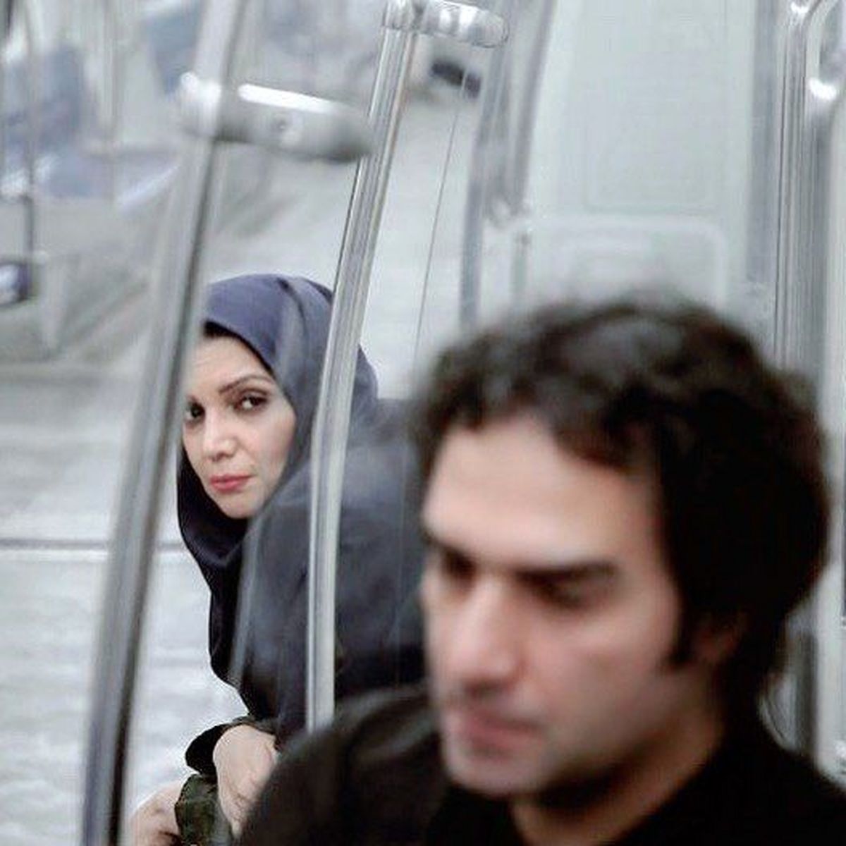 رضا یزدانی و خانم بازیگر در متروی تهران + عکس