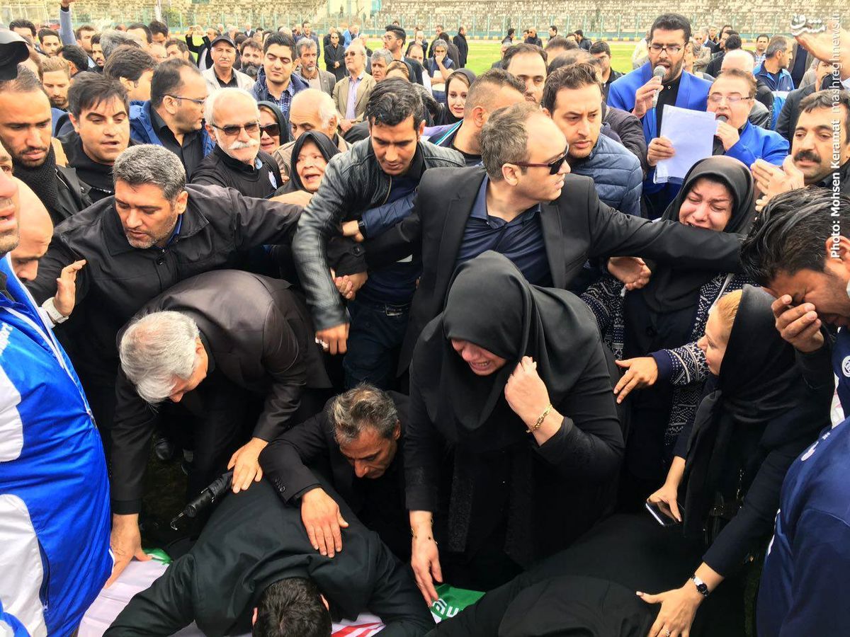  آخرین وداع خانواده با پدر استقلال/عکس