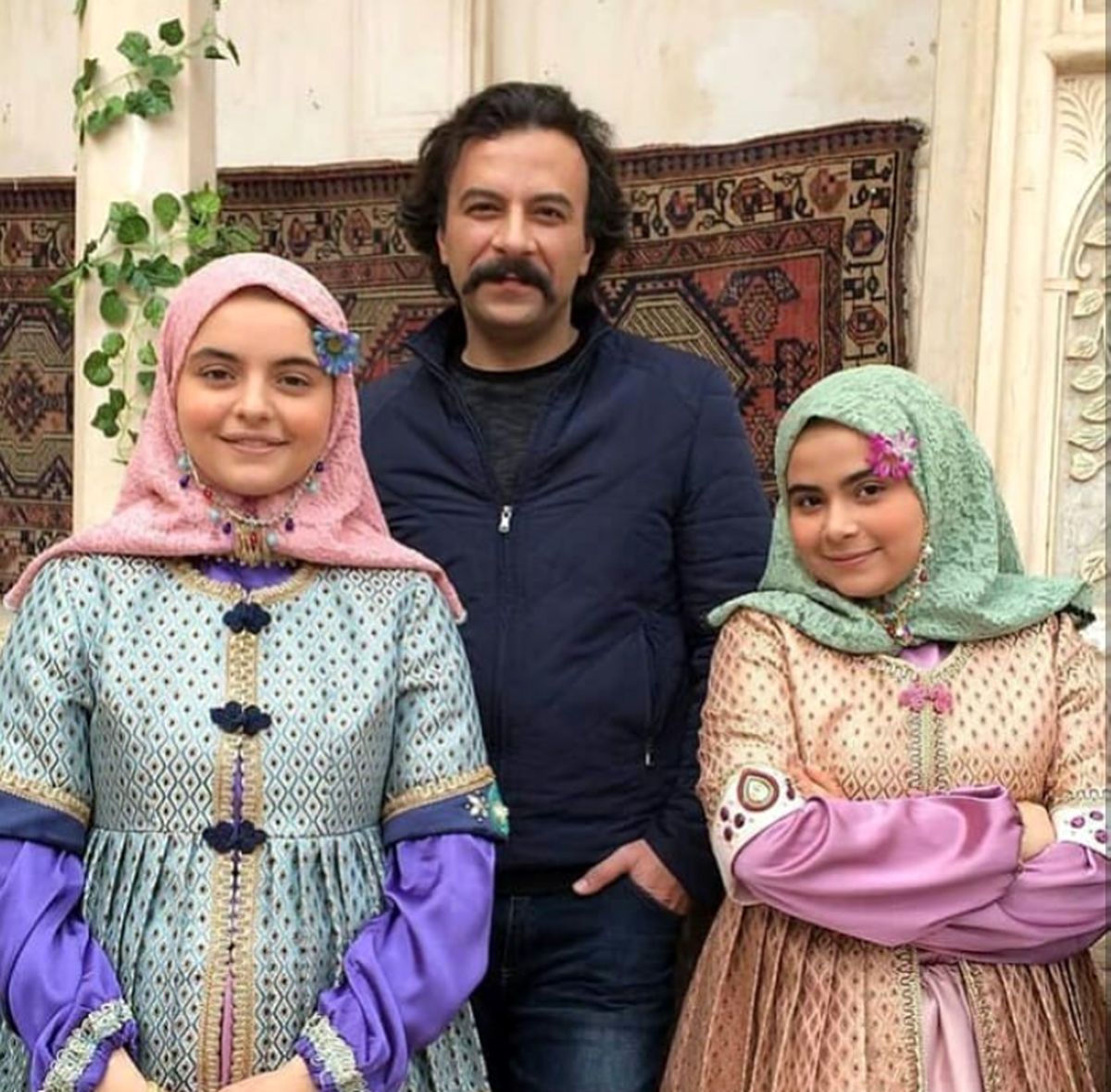 عکس شازده ارسلان بانوی عمارت با دخترانش