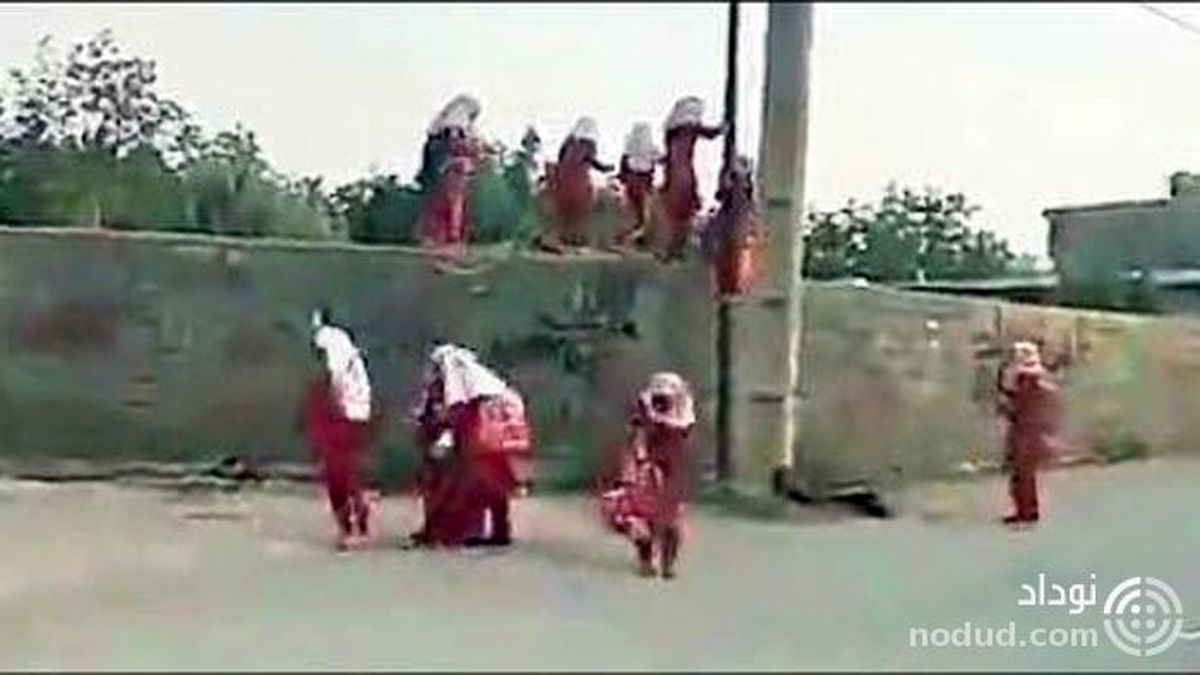 لحظه عجیب فرار دانش آموزان دختر از مدرسه !