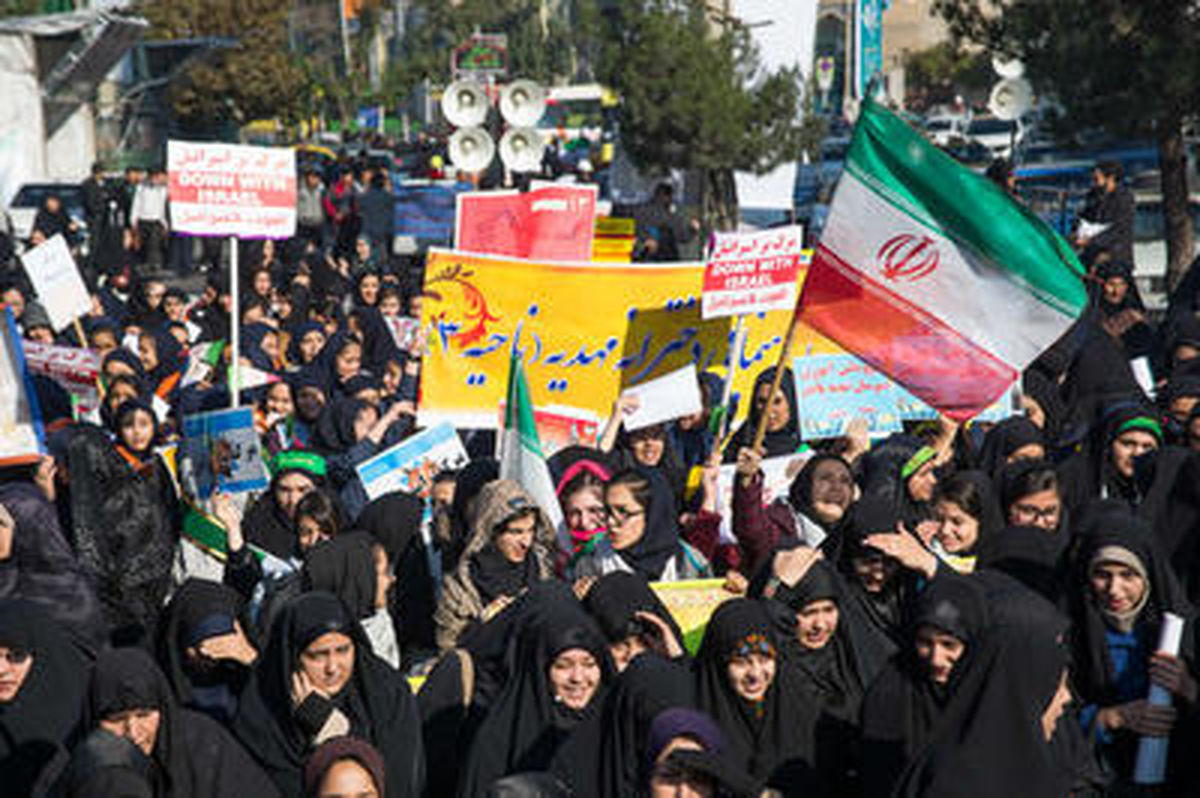 موشک فاتح در مراسم راهپیمایی ۱۳ آبان + عکس