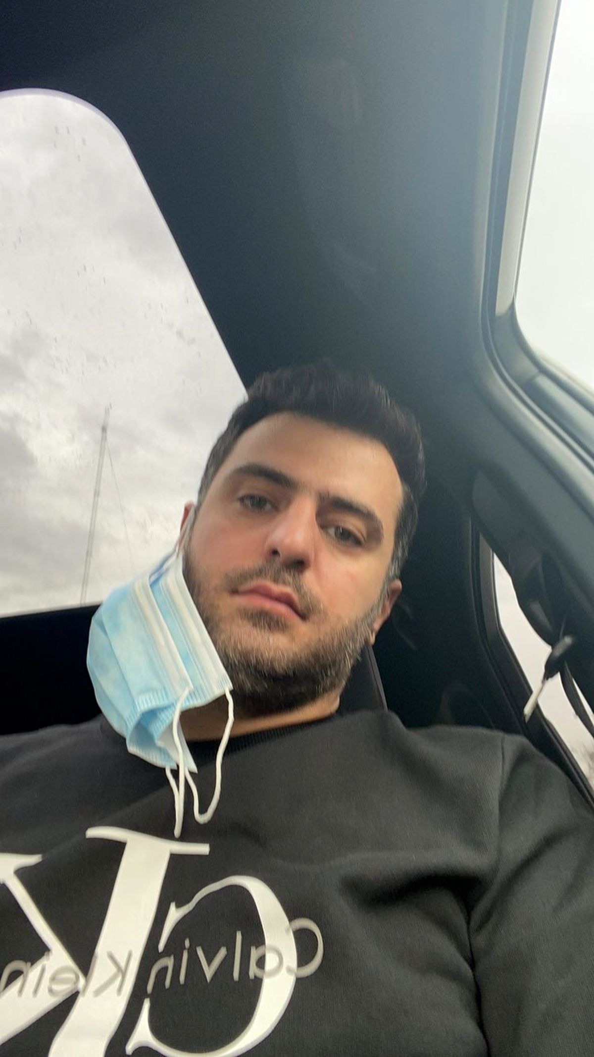 حال بد علی ضیا در ماشین + عکس