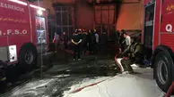 آتش‌سوزی در ساختمان 12 طبقه/ 3 خودرو در داخل آتش سوخت