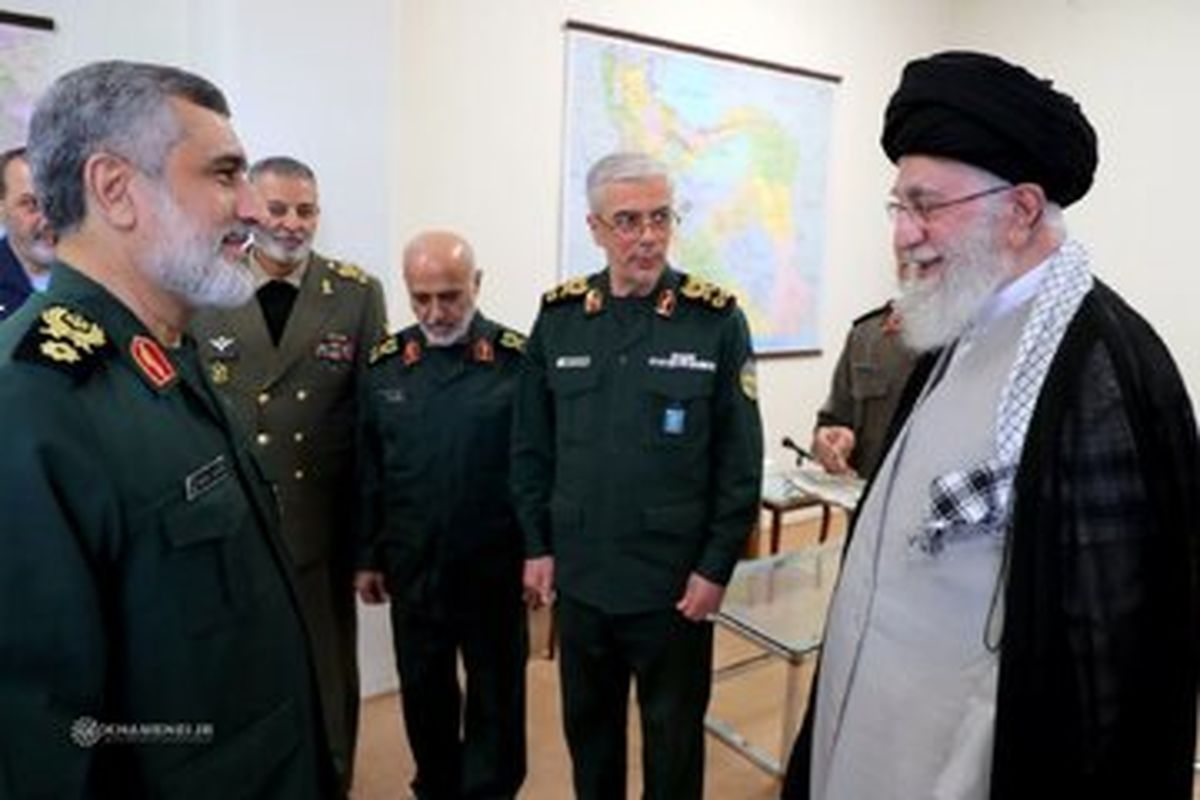 سردار حاجی زاده از رهبر انقلاب نشان جدید گرفت + عکس