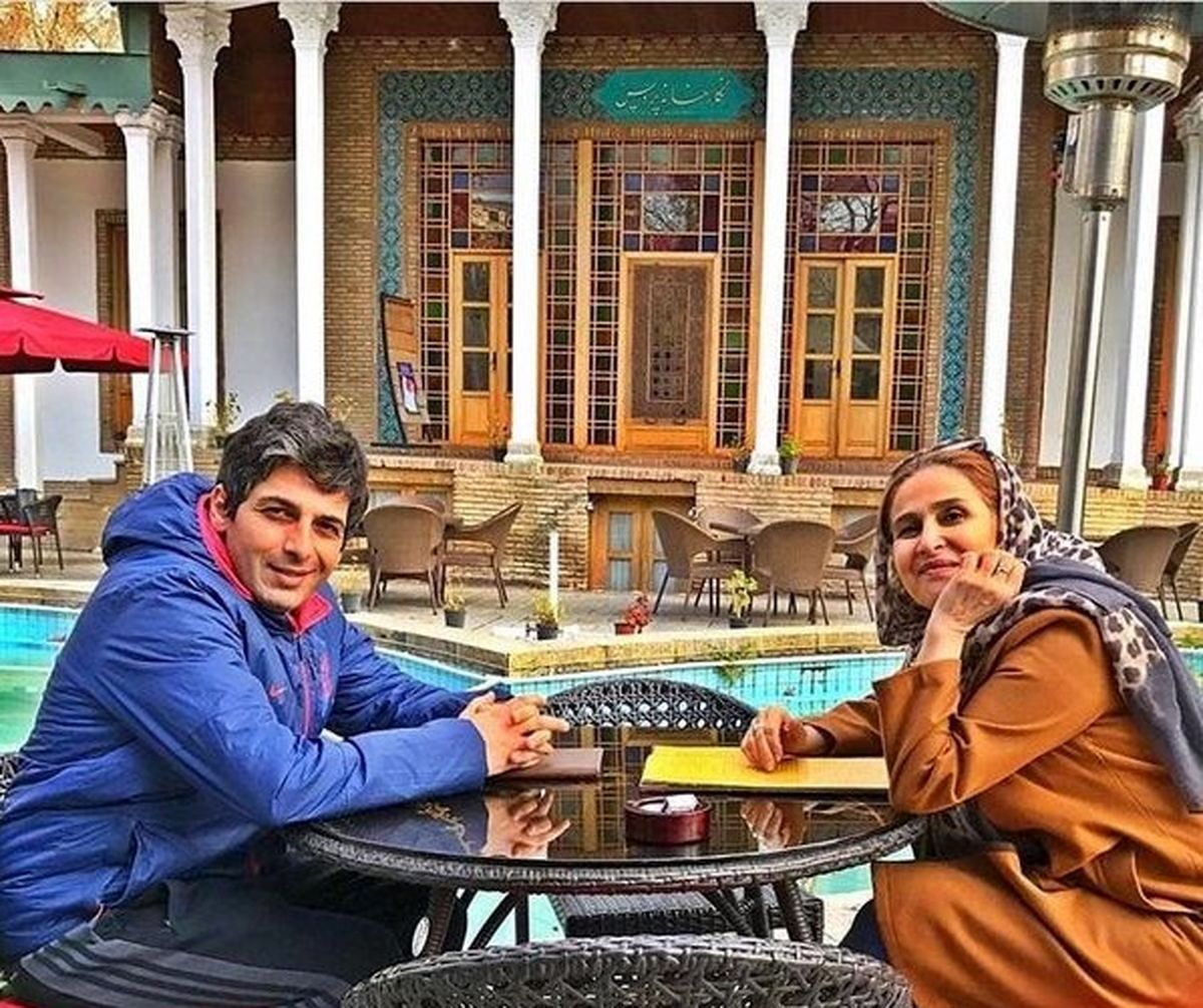 عکس حمید گودرزی و مادر جوانش در یک عمارت بی نظیر