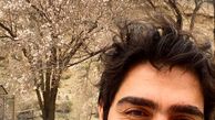 سلفی آقای بازیگر با اولین شکوفه های بهاری + عکس