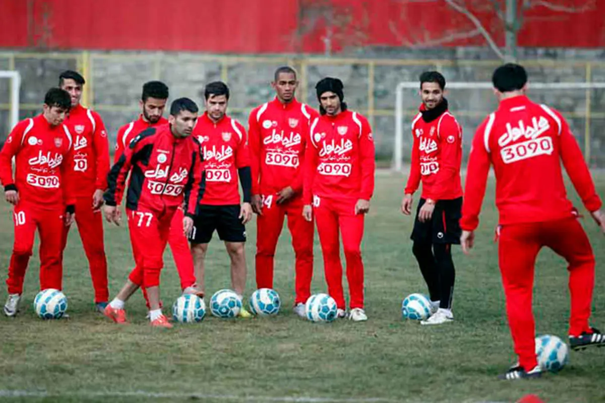 هندبال پرسپولیسی‌ها برای تمرین ضربه سر