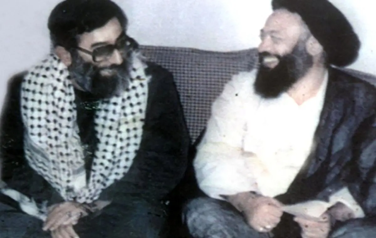 گفتگوی امام خامنه ای با مرحوم آذری قمی در جلسه انتخاب رهبری / ما دوست داریم آقا را با لباس خاکی ببینیم