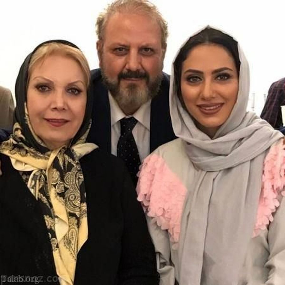 تیپ شیک مونا فرجاد در مهمانی با پدر و مادرش+عکس