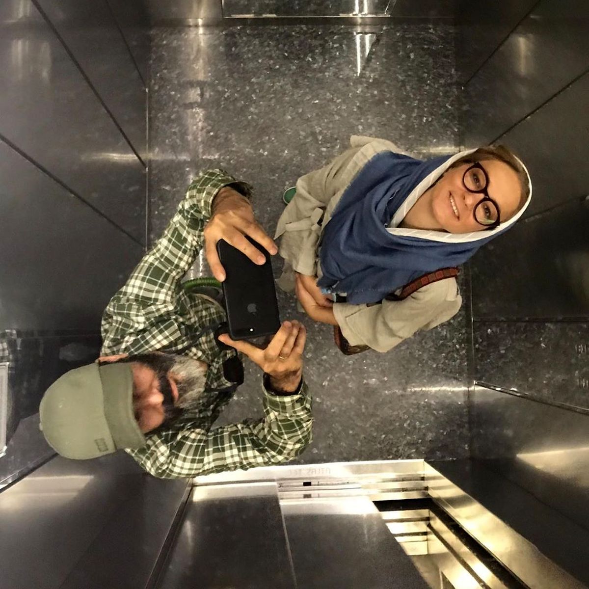 عکس بامزه نیما فلاح و همسرش در آسانسور