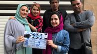 الهام ‌طهموری در کنار گروه کارگردانی دوستداشتنی + عکس
