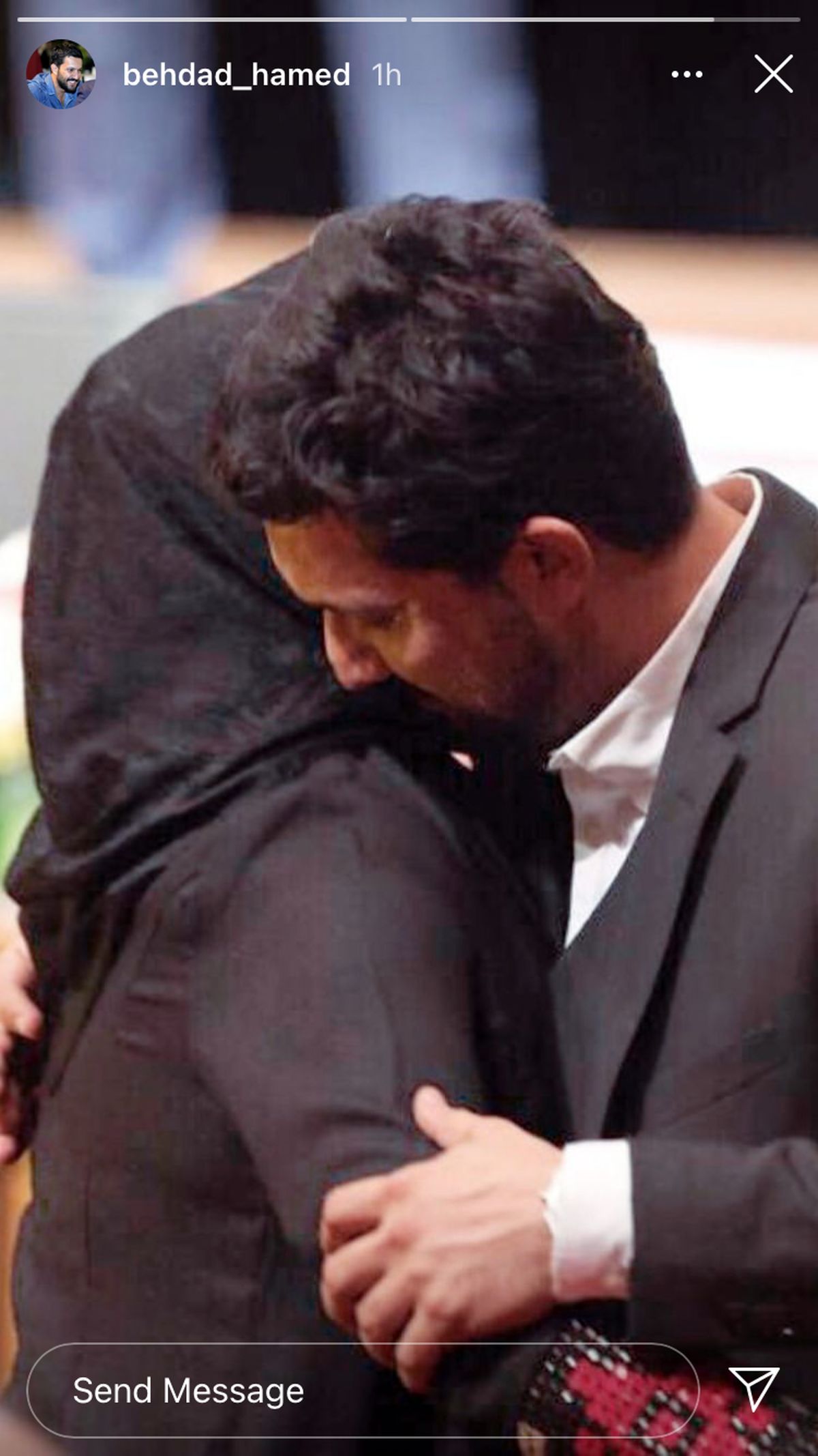 بوسه حامد بهداد بر شانه مادرش + عکس