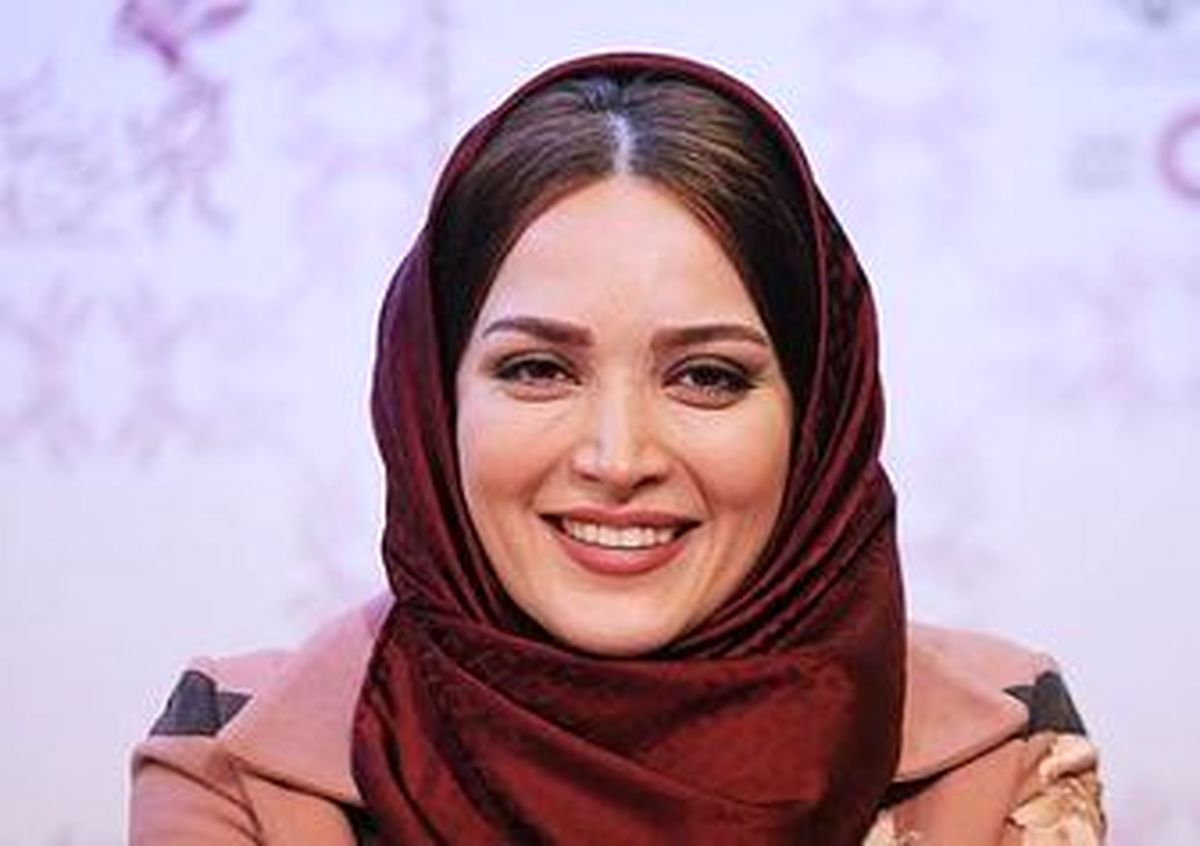 بوسه از ته دل «بهنوش طباطبایی» برصورت بازیگر برنده سیمرغ جشنواره/ عکس