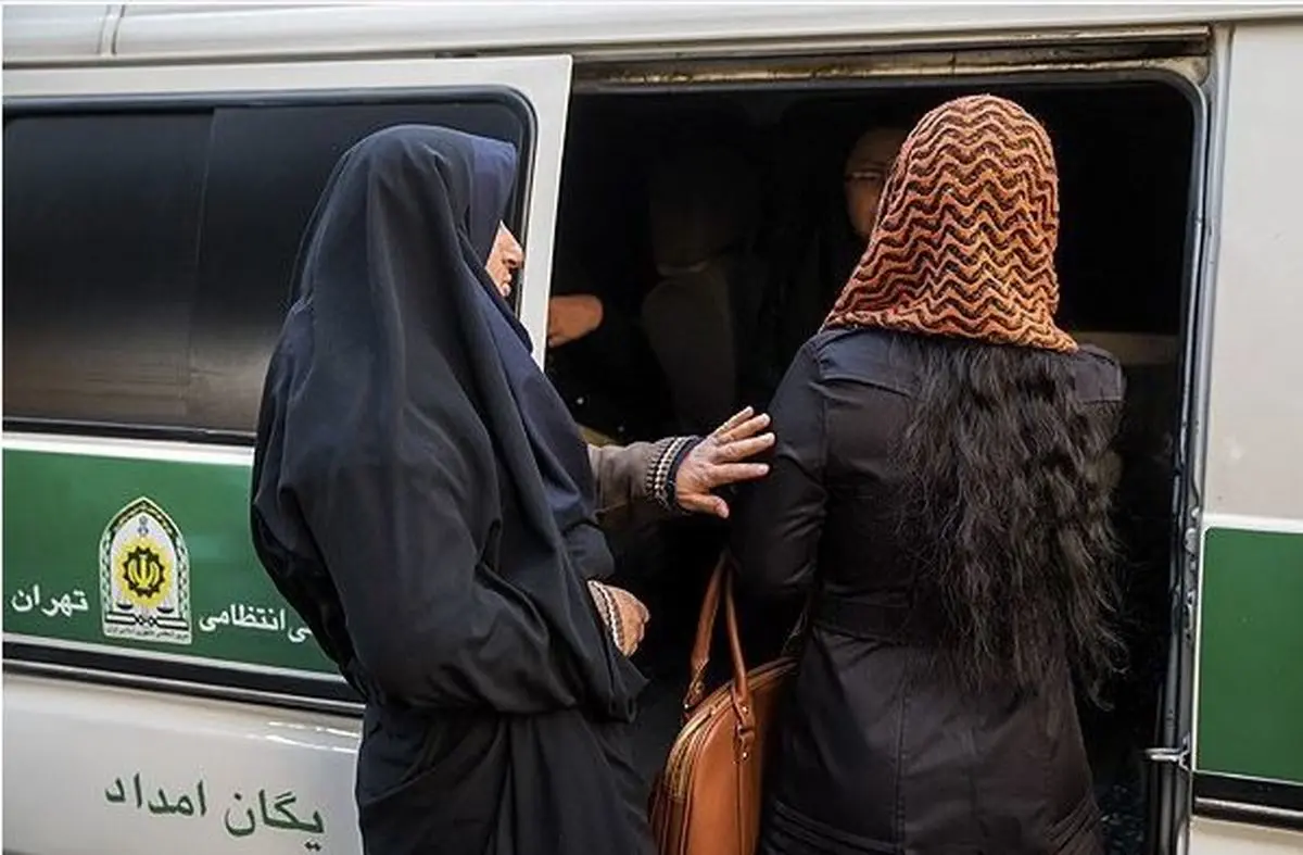 تذکر گشت ارشاد به ساپورت پوشان در تهران