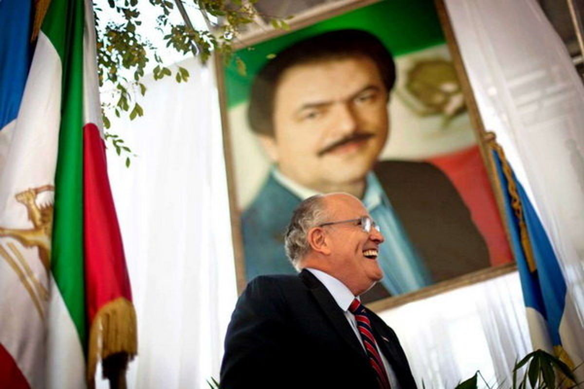 منافقین برای سخنرانی به مقامات دولت ترامپ پول داده اند
