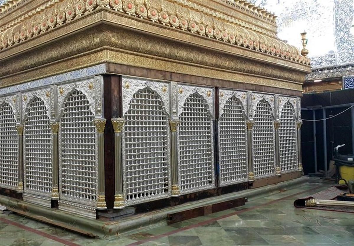 جزییاتی از تعویض پنجره‌های ضریح امام علی (ع)+جزییات