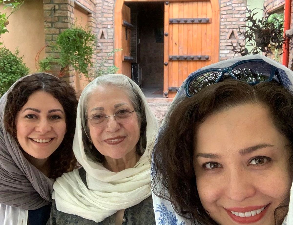 سلفی مهراوه شریفینیا با رخشان بنیاعتماد و کارگردان در جستجوی فریده