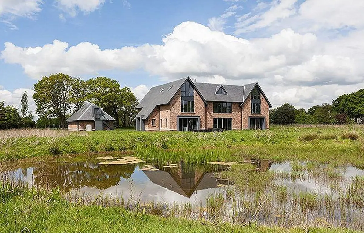 قصر بزرگ ستاره منچستر در شهری کوچک + تصاویر