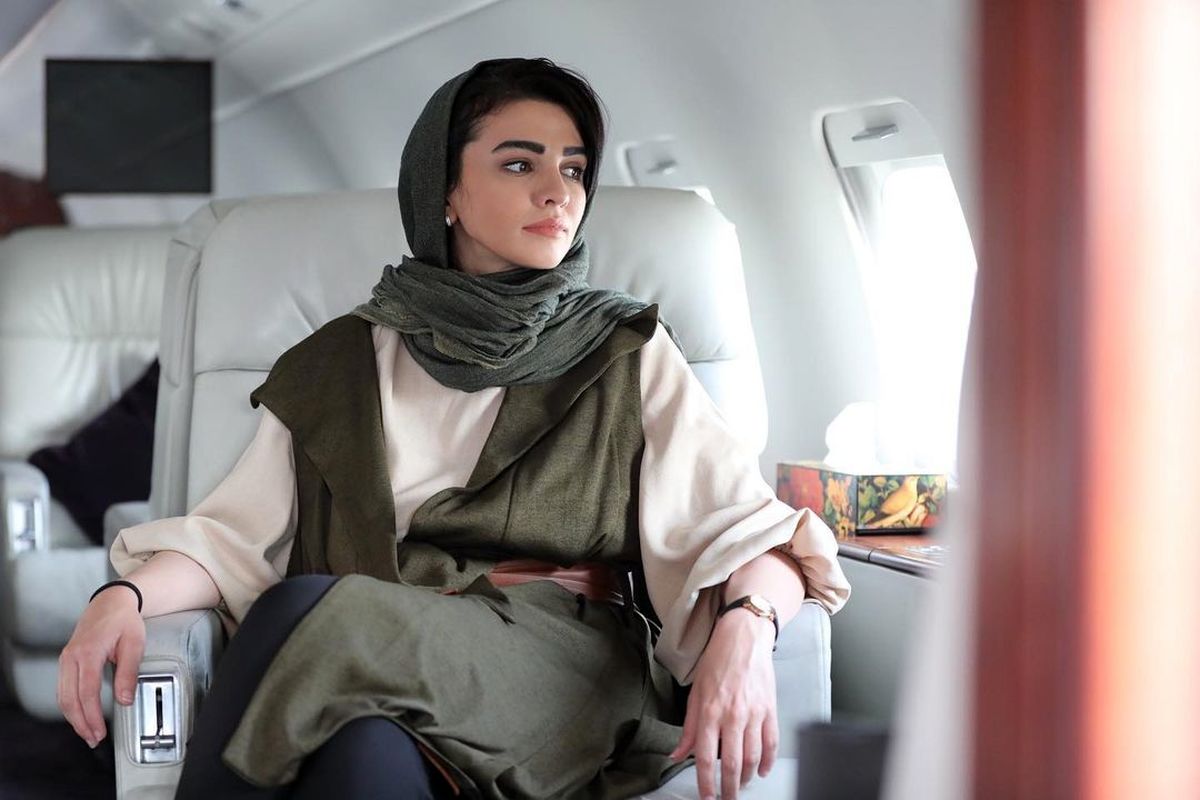 استایل سیما خضرآبادی در هواپیمای شخصی اش