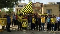 اعتراض عجیب و تهدیدی هواداران پارس جنوبی مقابل فرمانداری+ تصاویر