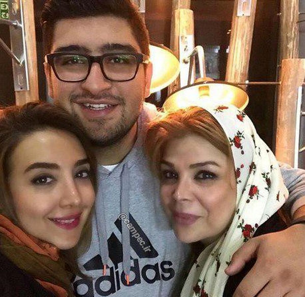بازیگر بوی باران در آغوش پسر و عروسش+عکس