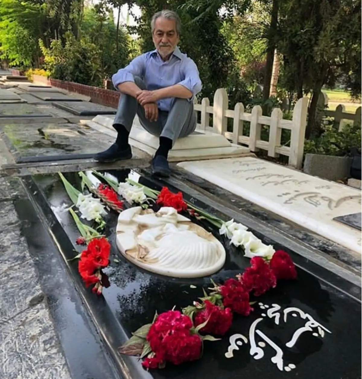 پسر عزت الله انتظامی سر مزار پدر+عکس