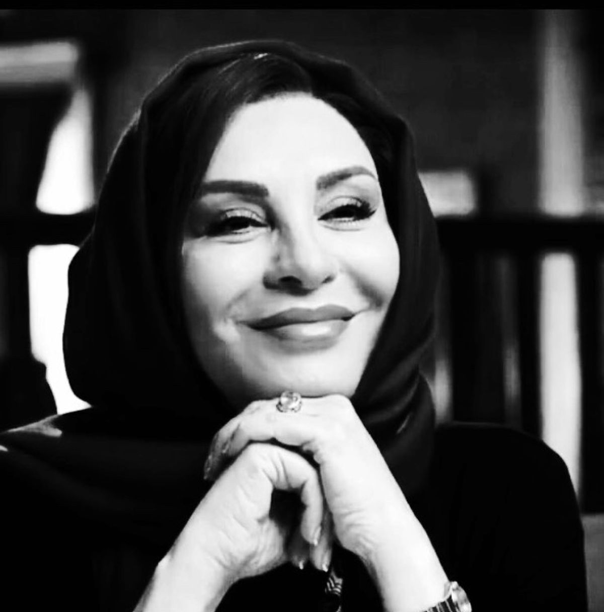لبخند سیاه و سفید افسانه بایگان + عکس