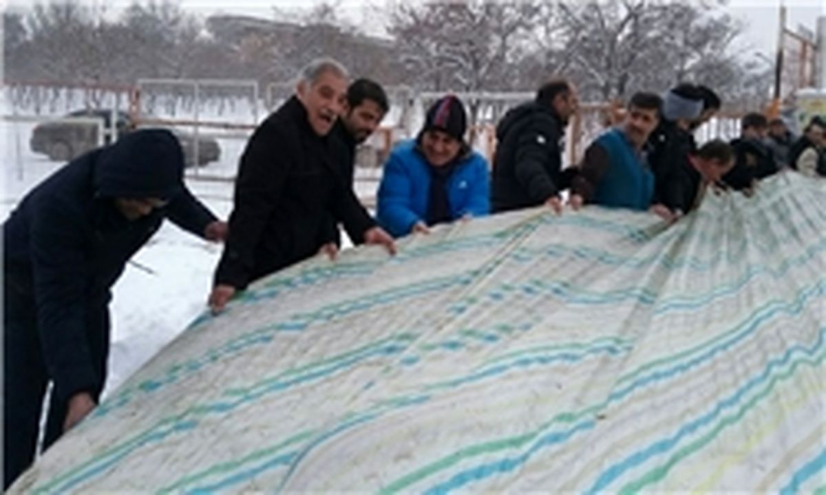 پرتاب برف هواداران به سمت یکدیگر